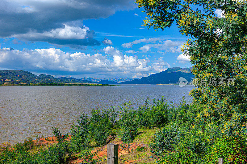 哥伦比亚瓜塔维塔:Tominé水库或Embalse del Tominé，和安第斯山脉，东方科迪勒拉山脉，平均海平面以上8,660英尺